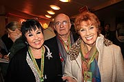 Uschi Ackermann, Sängerin Sarah Laux bei der Premiere des ersten Winterprogrammes 2020 des Circus Krone am 25.12.2019 (©Foto:  Martin Schmitz)